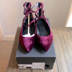 Banana Republic Velvet flats size 8.5 NEW